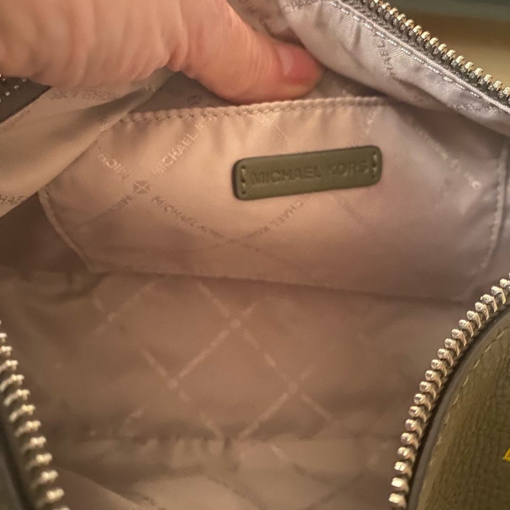 Michael Kors Olive Green Crossbody with Las Vegas Patch Accents Sold Out - Picture 5 of 7
